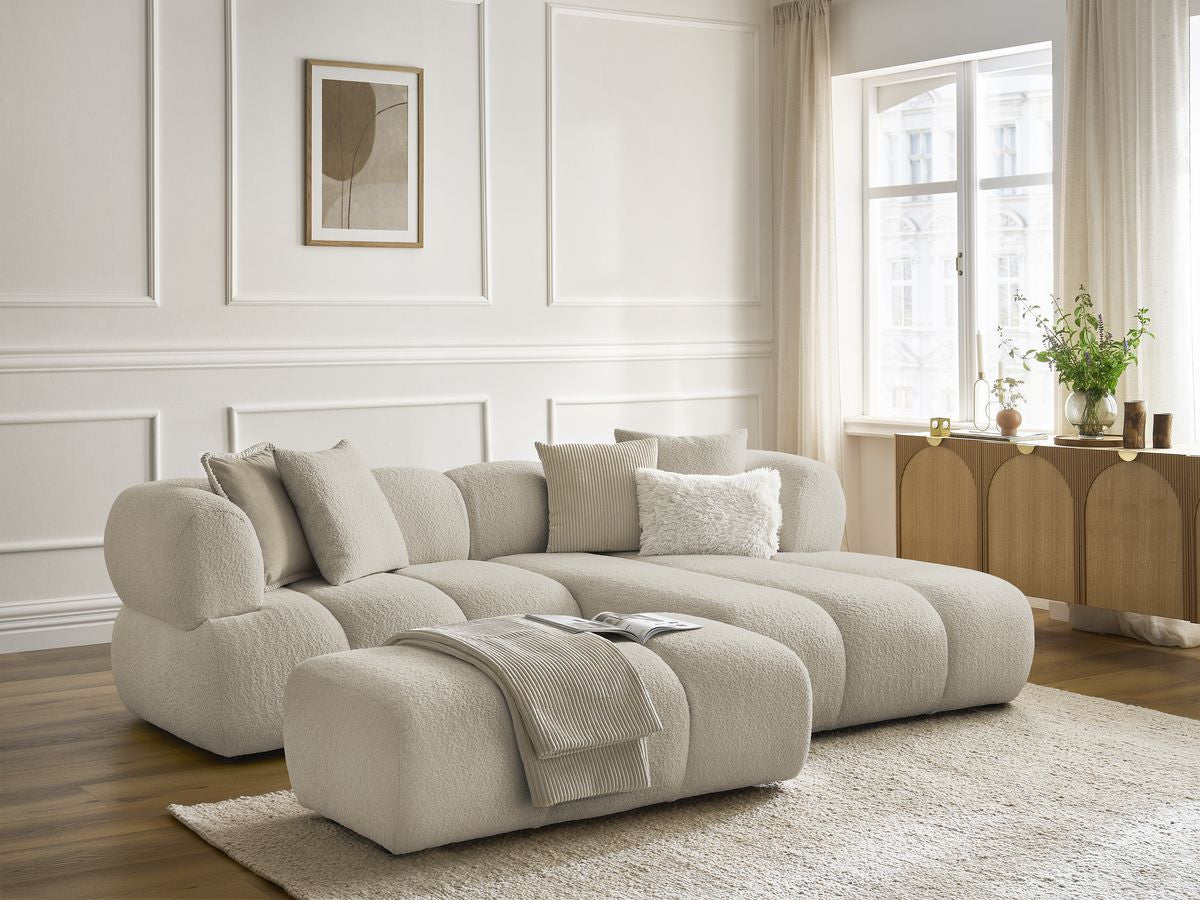Hjørnesofa PAMIRA i bouclé-stoff med puff