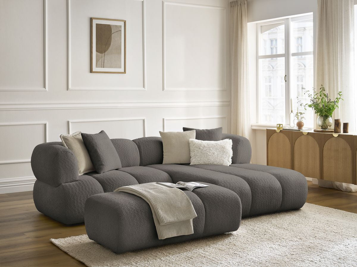 Hjørnesofa PAMIRA i bouclé-stoff med puff