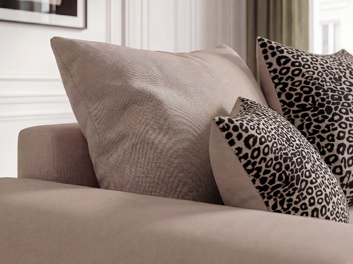 Rett sovesofa SIDONIE med puter og leopardmønster