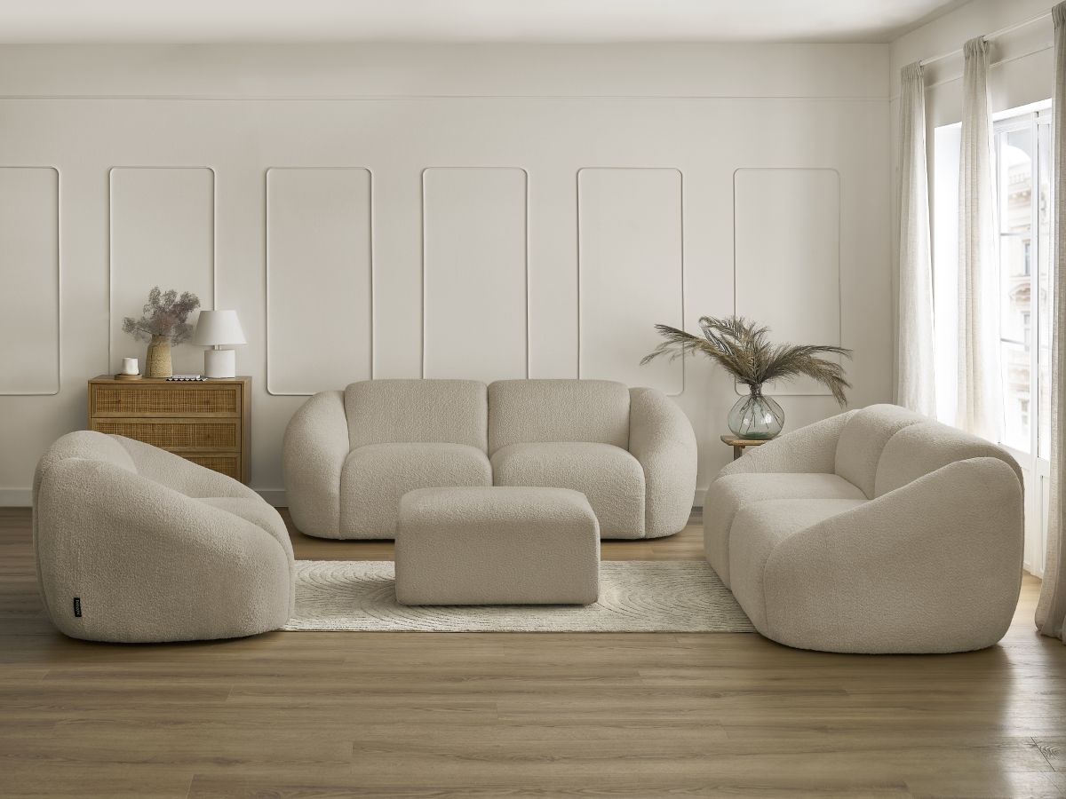 Sofagruppe 3 + 2 seter + lenestol TINA i bouclé-stoff med puff