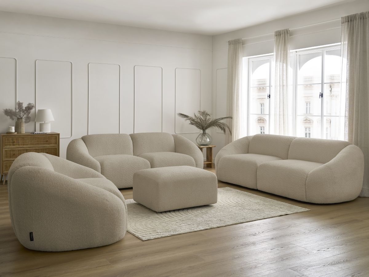 Sofagruppe 3 + 2 seter + lenestol TINA i bouclé-stoff med puff