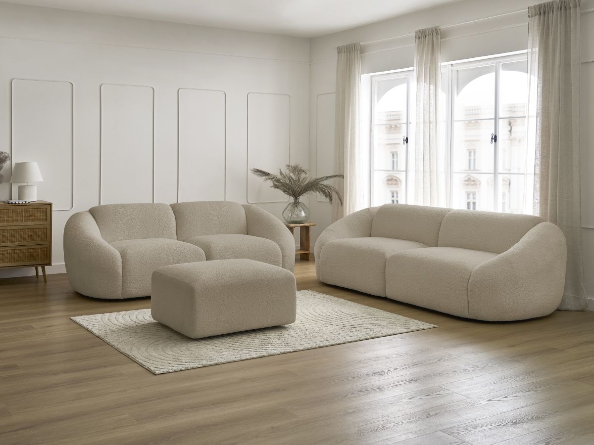 Sofagruppe 3 + 2 seter TINA i bouclé-stoff med puff