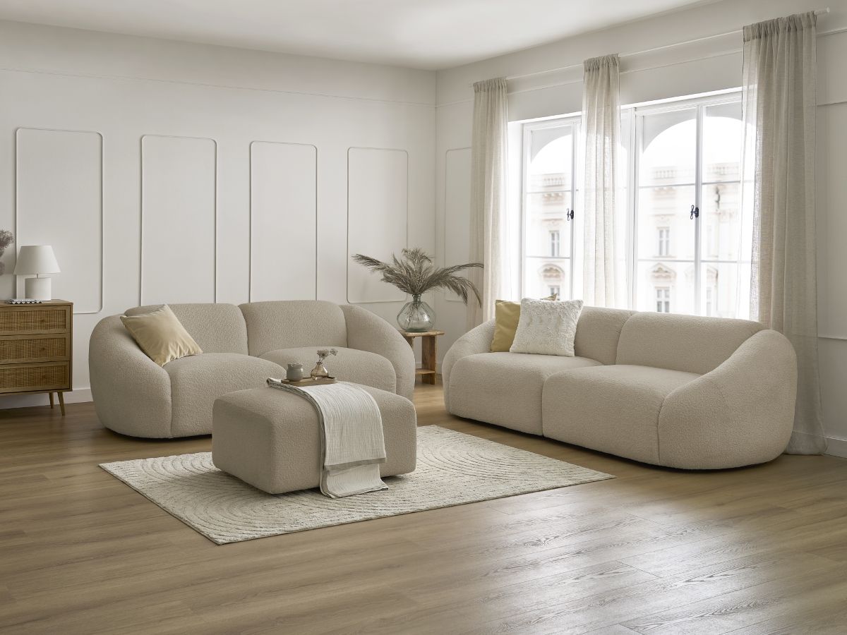 Sofagruppe 3 + 2 seter TINA i bouclé-stoff med puff