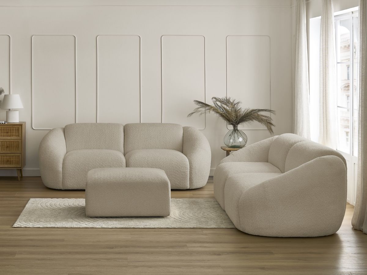 Sofagruppe 3 + 2 seter TINA i bouclé-stoff med puff